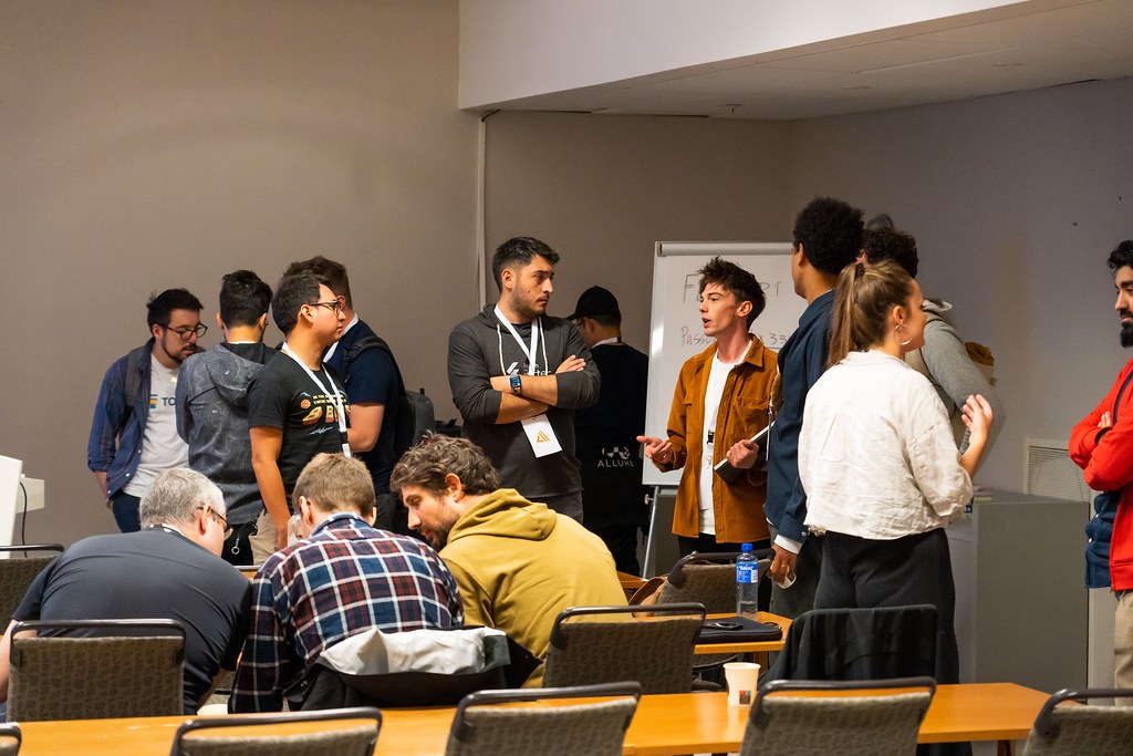 Attendees networking with Matthieu Pernelle after his Flutter Vikings 2022 presentation