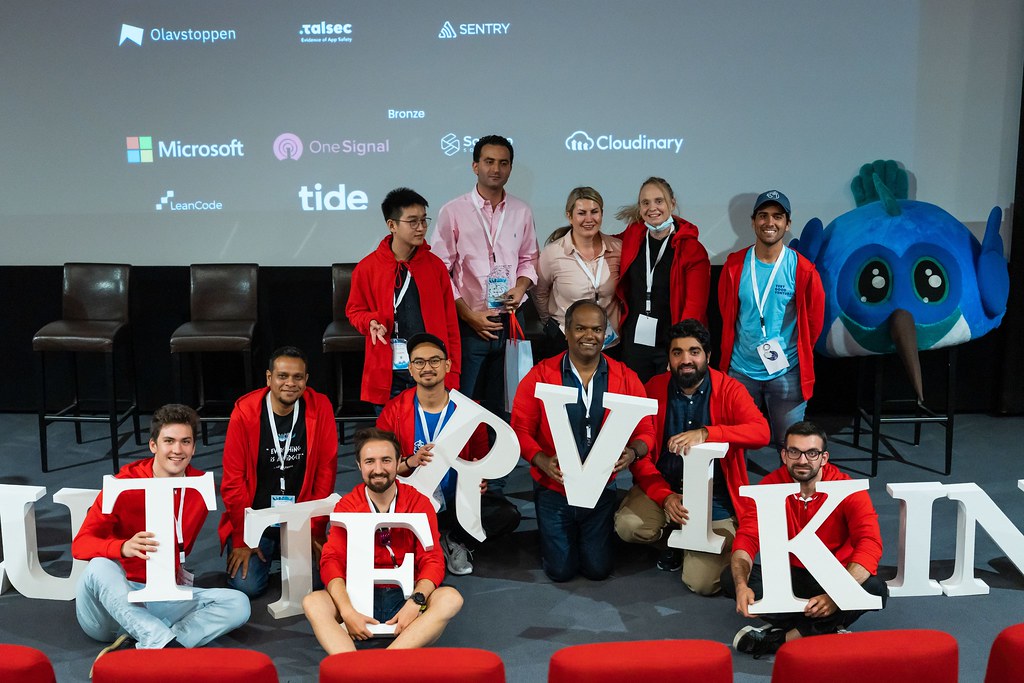 Flutter Vikings 2022 organising team group photo with the Flutter mascot in the background