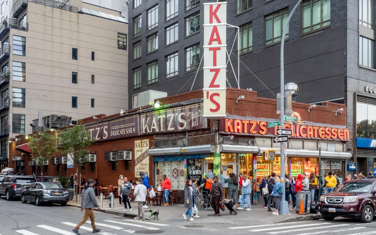 Legendary Bites & NYC Street Swagger: Why Katz’s Delicatessen Is Still That Spot