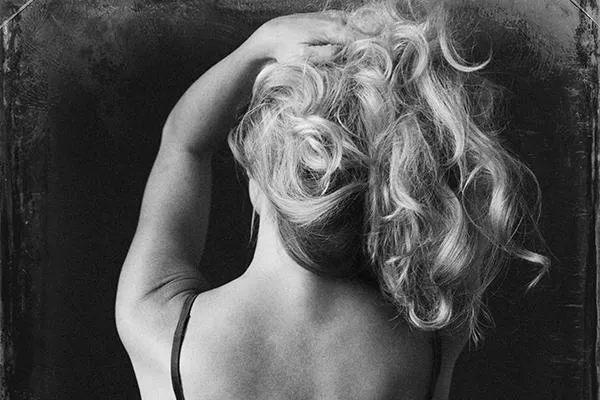 Wardrobe Checklist: What to Bring (and Leave Behind) for Your Boudoir Shoot