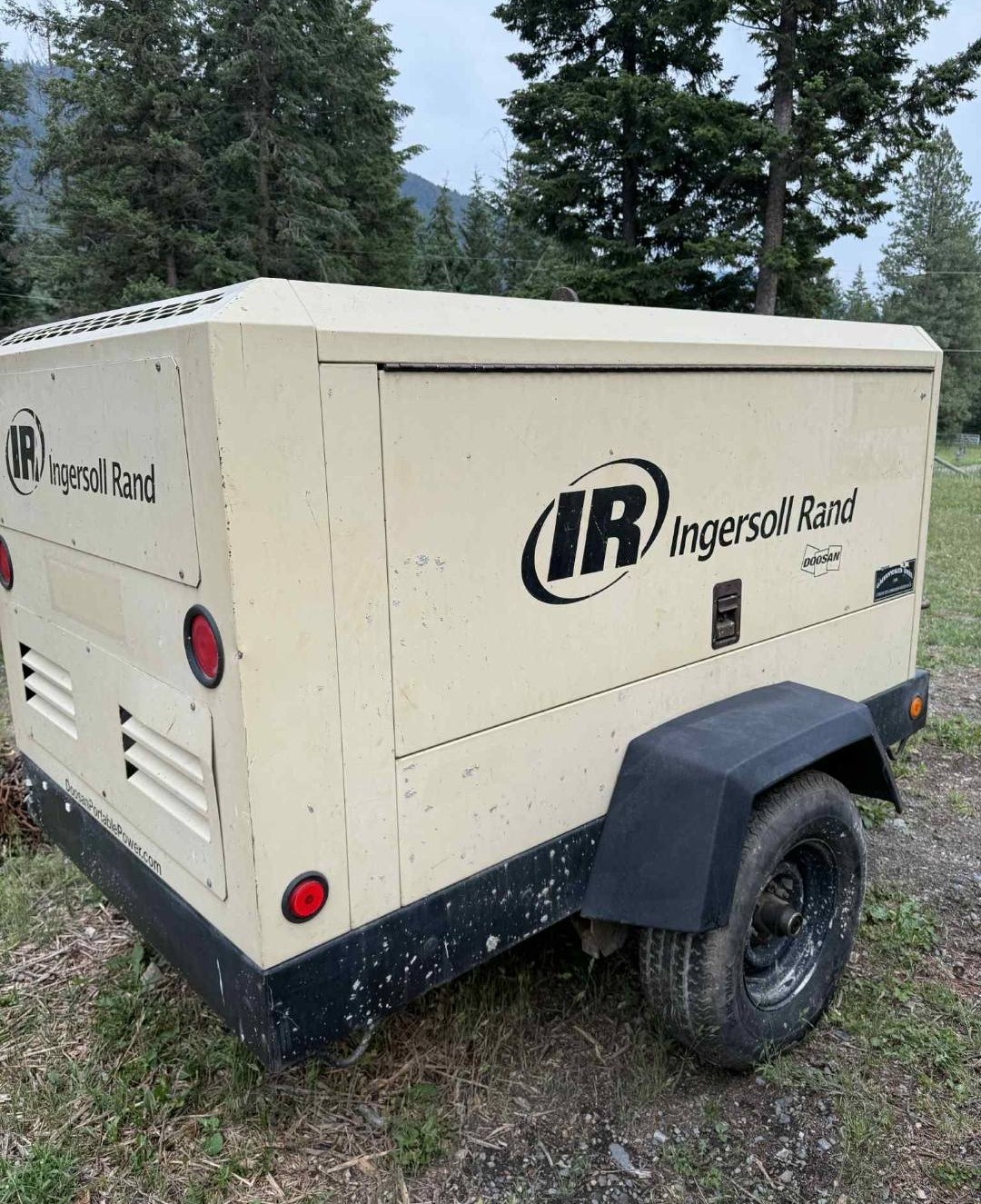400 CFM portable air compressor trailer mounted for sale under 2000 hours