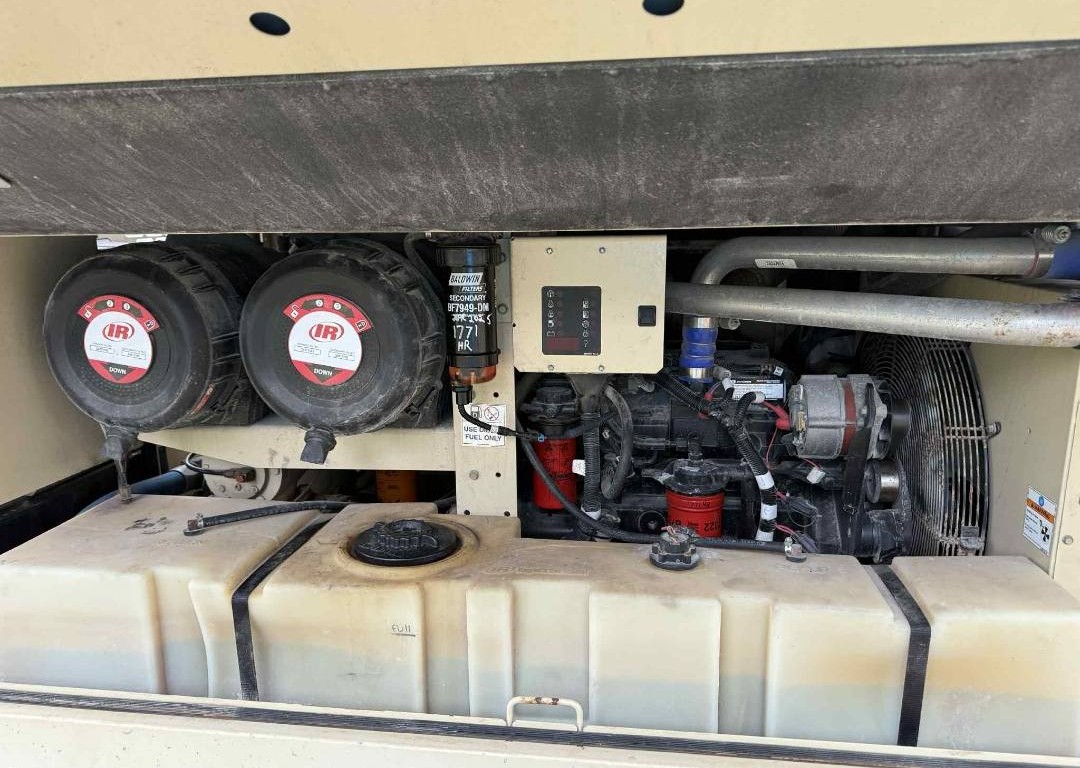 400 CFM compressor engine and mechanical drive system showing internal components