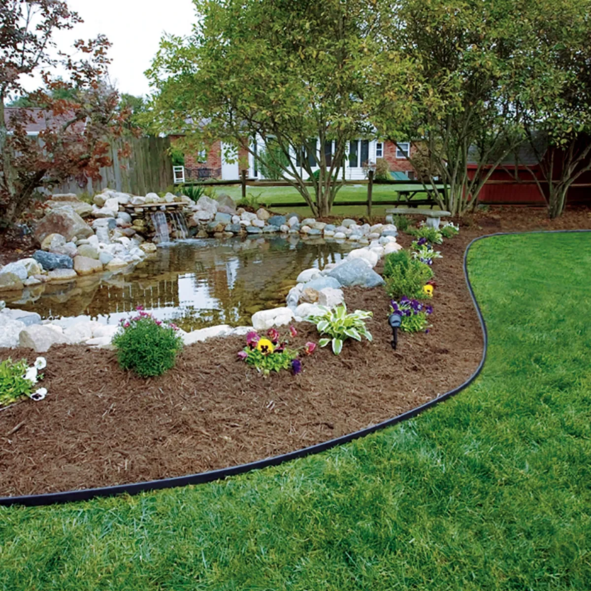 Choosing the Right Landscape Edging: Pros and Cons of Metal, Plastic, Aluminum & Natural Borders