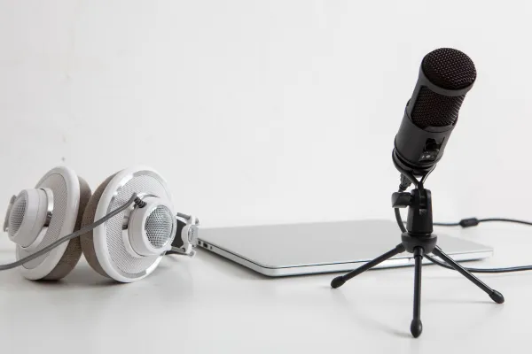 Advertising Your Podcast in 2025: What’s Working