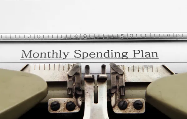 A visual guide detailing the process of developing a monthly spending plan to enhance budgeting skills.