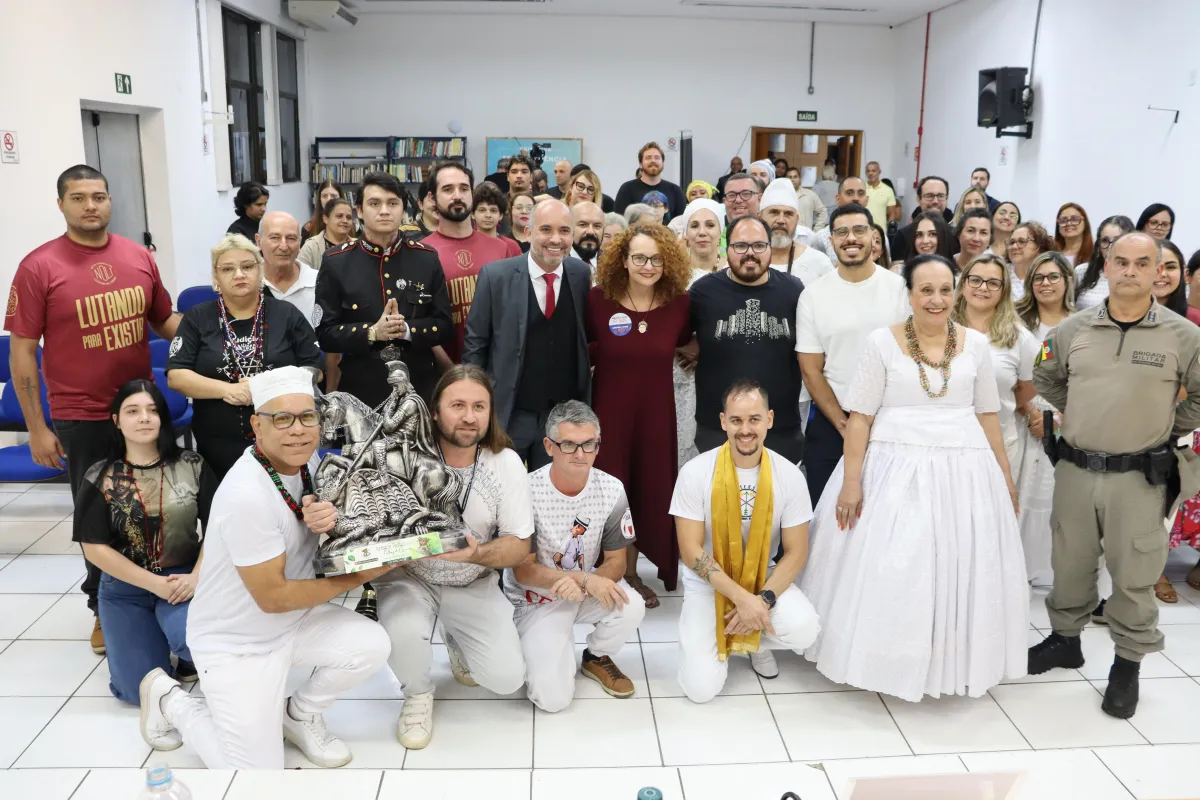 público posa para foto da audiência pública em Cachoeirinha