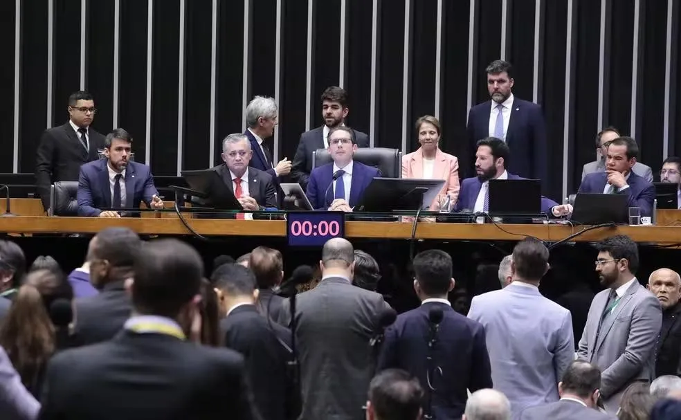 Câmara aprova projeto que combate 'adultização' de crianças nas redes sociais