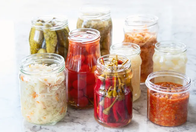 Bocaux de légumes lacto-fermentés prêts à être savourés : une explosion de saveurs et de bienfaits pour la flore intestinale.