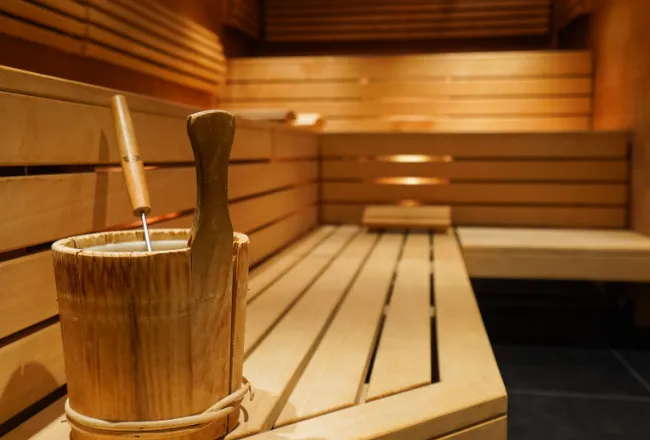 Sauna traditionnel en bois pour détox, relaxation et bien-être, stimulant la circulation sanguine et renforçant l’immunité