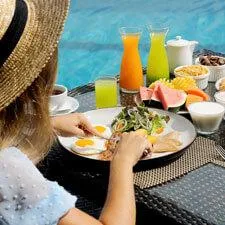 woman traveling eating healthy