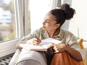woman writing thankful thoughts