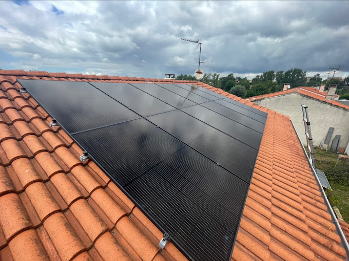 Panneaux solaires photovoltaïques posés sur toiture en tuiles rouges canal à Saint-Genis-Bellevue, vue aérienne avec échafaudage par AFO Énergies.