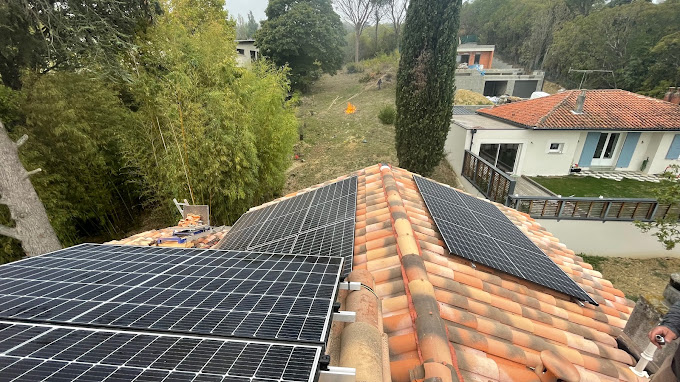Panneaux solaires photovoltaïques installés sur la toiture en tuiles rouges d’une maison à Launaguet, vue aérienne montrant l’intégration parfaite par AFO Énergies.