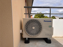 Unité extérieure Panasonic de climatisation installée sur une terrasse ensoleillée à Castelmaurou, sur plots antivibratiles par AFO Énergies.