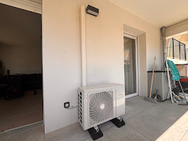 Unité extérieure de climatisation installée sur la terrasse d’un appartement, posée sur plots antivibratiles contre un mur clair par AFO Énergies à Saint-Jean.