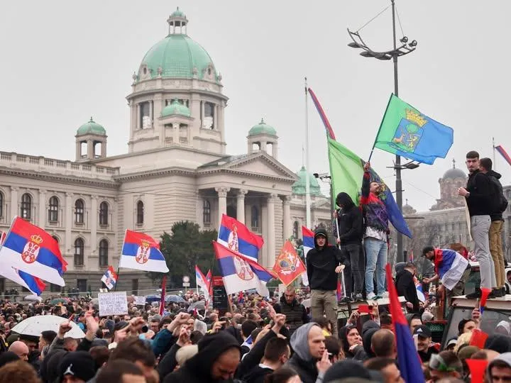 Шта говори слаб одзив на првомајски протест? Протести поводом 1. маја, Међународног празника рада, које су ове године заједнички организовали највећи синдикати Србије и студентске организације, окупили су – у зависности од извора – између 5.600 и 18.000 људи. Чак и да прихватимо највишу процену Архива јавних скупова, јасно је да је број далеко испод потенцијала синдикалног организовања у земљи са преко пола милиона формално синдикално организованих радника. Зашто? Одговор лежи у дубоком и вишеслојном неповерењу које данас постоји између радништва и синдикалних центарала. Флерт синдикалних вођа са влашћу – тиха издаја радника Годинама уназад, челници највећих синдиката учествују у институционалном дијалогу који служи више као кулиса него као борбено синдикално деловање. Састанци са владом, заједничке радне групе, „социјални дијалог“ – све то користи политичким елитама да покажу привид легитимности, док радници све чешће остају без конкретне заштите и осећаја да их неко заиста представља. Уместо конфронтације и притиска, многи синдикални лидери бирају сарадњу са извршном влашћу – не због радника, већ због личних привилегија, политичког позиционирања и финансијских користи. Синдикални врх се претвара у политички сервис, а не у борбену организацију. Такво понашање разара кредибилитет синдиката и обесмишљава саму идеју солидарности. „Зашто бих ишао кад ништа неће променити?“ Ова реченица одзвања међу радницима више од било каквог позива на протест. Људи не верују да протест организован од стране „кућних љубимаца власти“ може имати смисла. У очима просечног радника, синдикати су данас више део система против кога би требало да се боре. Уз то, у атмосфери страха од губитка посла, партијске контроле и клијентелизма, одсуство аутентичног синдикалног лидерства води пасивизацији. Студенти као показатељ потенцијала, али и немоћи Прикључивање студентских организација јесте позитиван сигнал, али и показатељ да синдикати сами више не могу покренути масе. Без свежег ветра са улице, синдикални протест би био још мањи. Но, ни студенти немају снагу да мобилишу десетине хиљада људи, јер немају институционалну снагу ни медијску подршку. Закључак: криза поверења, не воље Ниски бројеви на протестима нису последица лењости грађана, већ дубоког неповерења. Грађани су свесни неправде, али не виде ни синдикате ни опозицију као кредибилне носиоце промене. Синдикално руководство мора да бира: или ће наставити да служе као параван властима – и бити све ирелевантнији – или ће вратити легитимитет борбом на терену, отпором и транспарентношћу. Први мај 2025. неће се памтити по масовности, али би могао постати прекретница – ако неко коначно схвати да се ауторитет не добија функцијом, већ жртвом и храброшћу. Алексић Небојша председник Савез слободних синдиката Србије