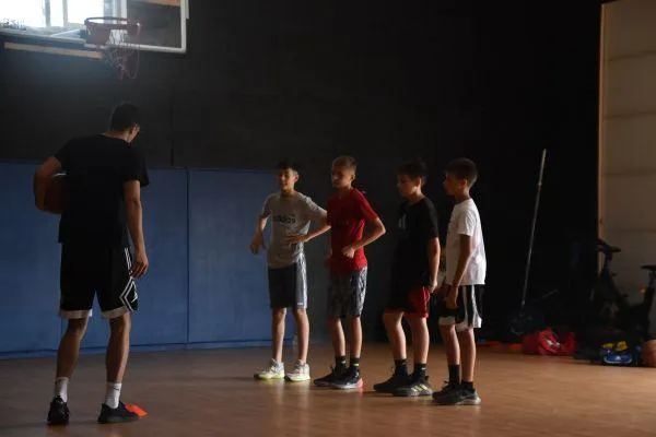 Coach Zoran Savic training young basketball players in Oakville, ON.