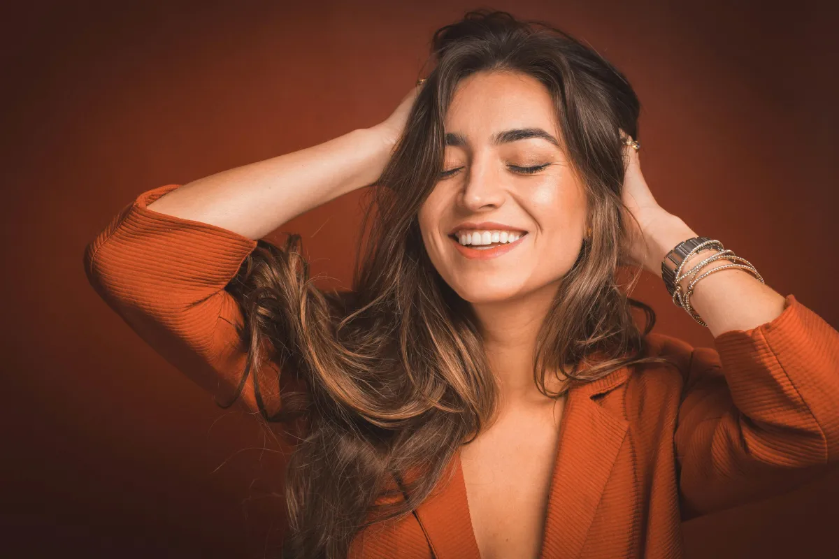 girl holding her hair