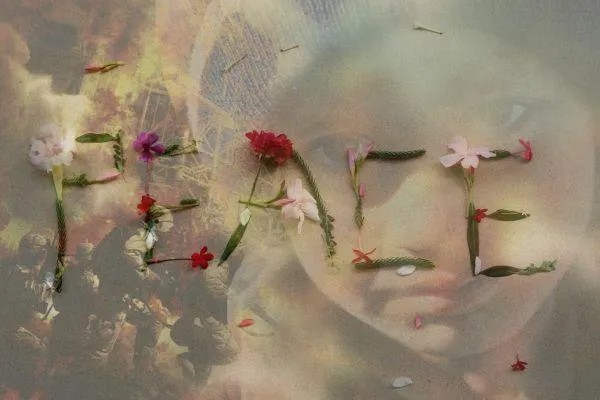 natpis peace ispod kojeg se nazire slika dječaka i u kutu ratni prizor