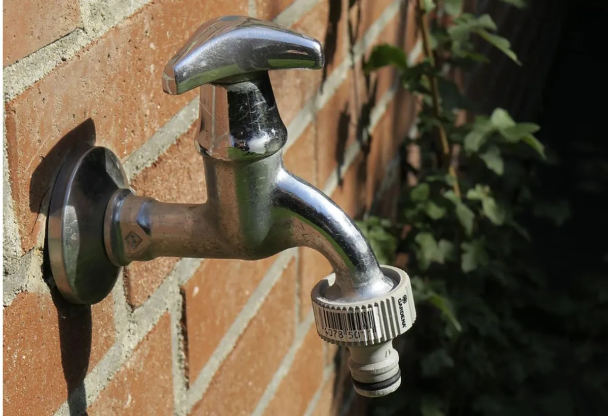 Outdoor water spicket