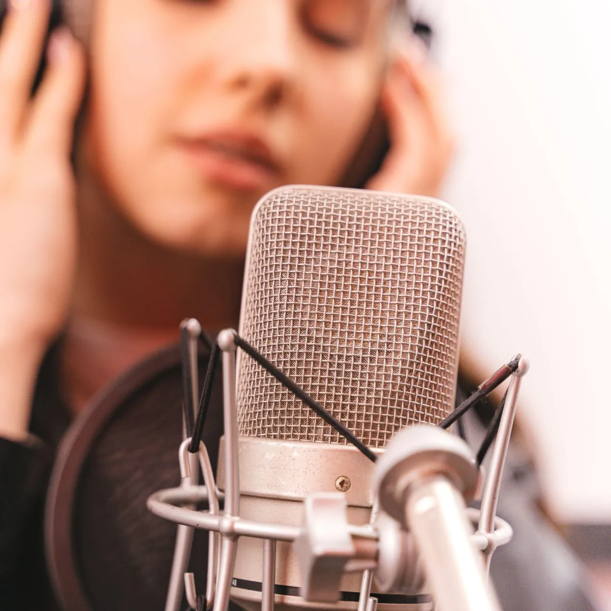 From Hobbyist To Pro-Singer: 5 Non-Singing Things You MUST Do To Close The Gap