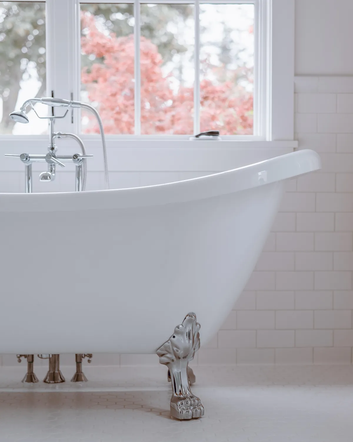 The Beauty of Bathroom Tubs: Choosing the Perfect Soaking Experience