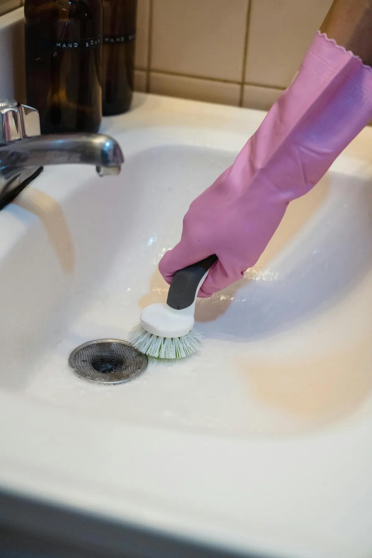 Unclog Like a Pro: Quick and Easy DIY Drain Cleaning!