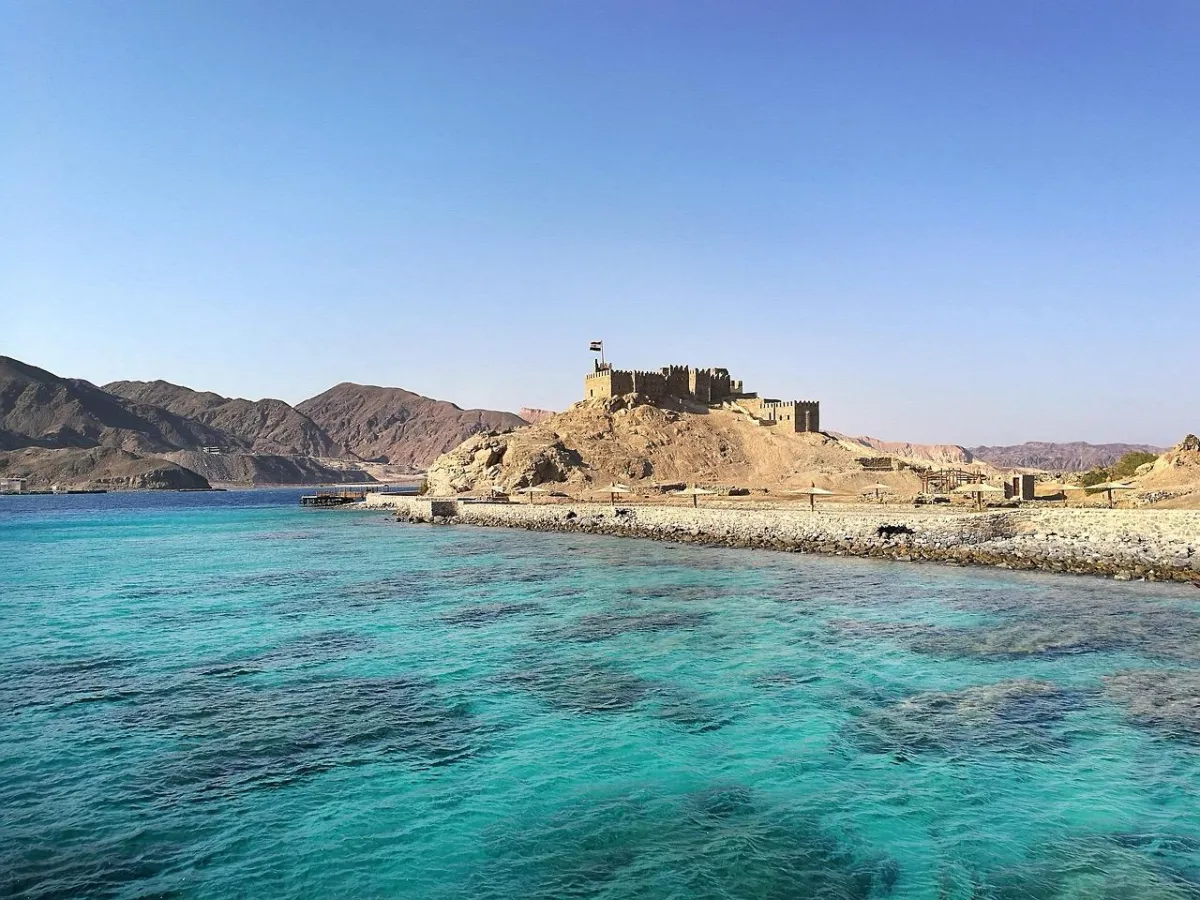 a fort in egypt with kitereizen in  el Gouna