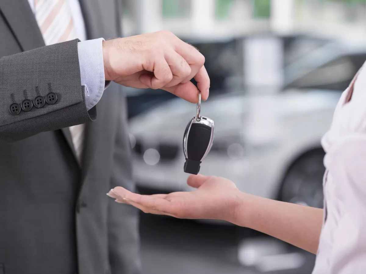 Colorado Hikes “Cash-for-Clunkers” EV Rebates as Federal Credits Sunset—What This Means for Fleets, Dealers, and Site Hosts