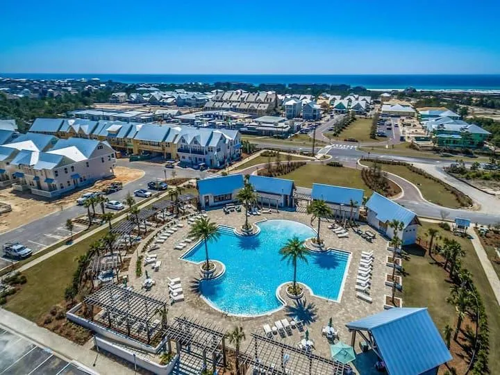 5,000 sf community pool