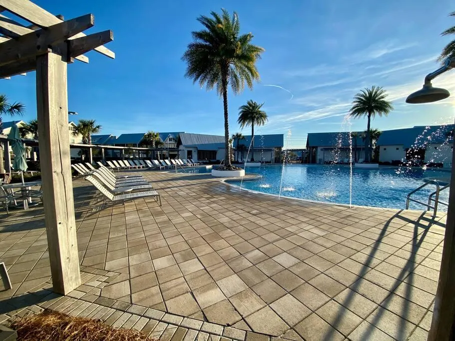 5,000 sf community pool