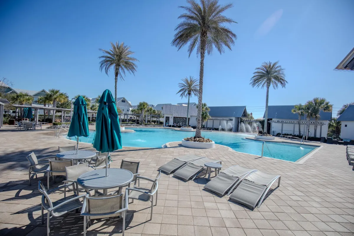 5,000 sf community pool