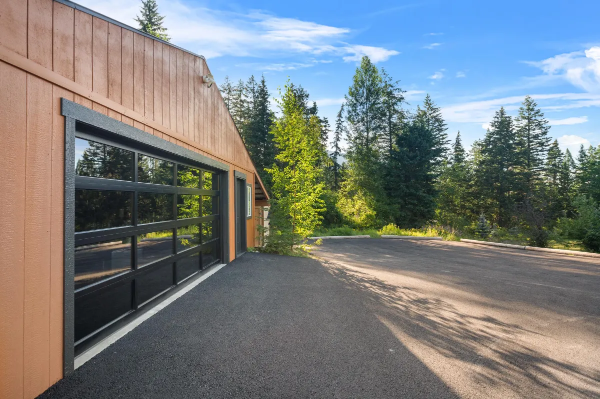 Media room and paved parking at Glacier Gateway Lodge in Montana