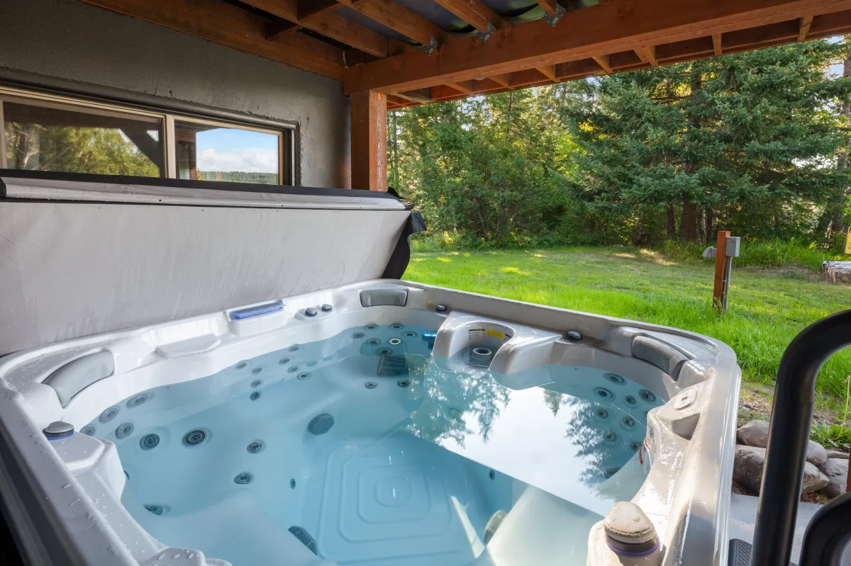 The 7-person hot tub on the covered lower patio with beautiful views offers the perfect spot for unwinding in any weather. A relaxing way to end the day after exploring Montana’s Rocky Mountains or Glacier National Park.