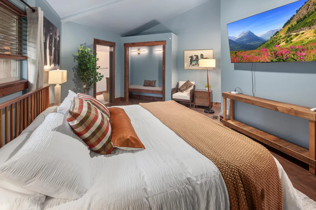Perfectly decorated, comfortable kingsized bed, Smart TV, seating area and amazing views near Glacier National Park.