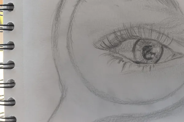 Gezeichnetes Auge, das durch eine Lupe betrachtet wird – Symbol für Gesehenwerden, Achtsamkeit und innere Wahrnehmung.