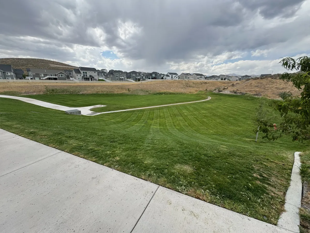 well cared for and green lawn in bluffdale