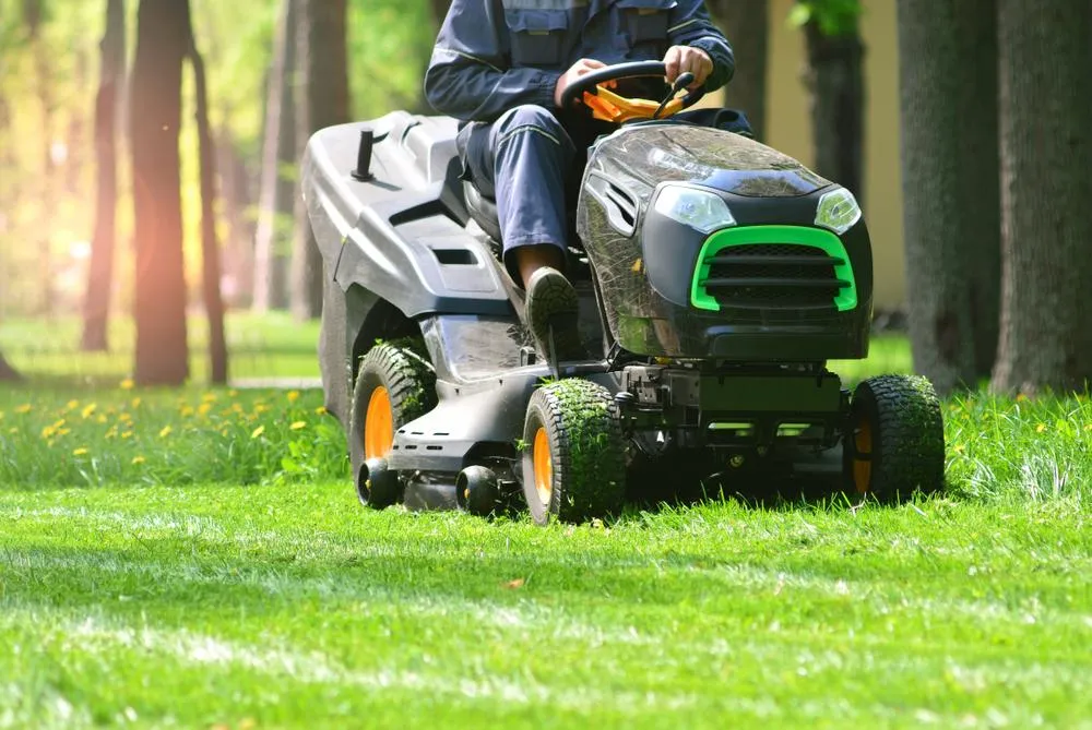 Lawn Mowing Services in Mason City: Keeping Your Business Presentable