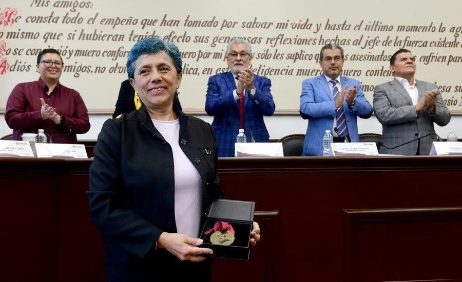Entrega Cabildo de Xalapa Medalla al Mérito Artístico