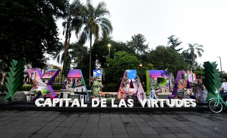 Develan Letras Turísticas de Xalapa en el Parque Juárez
