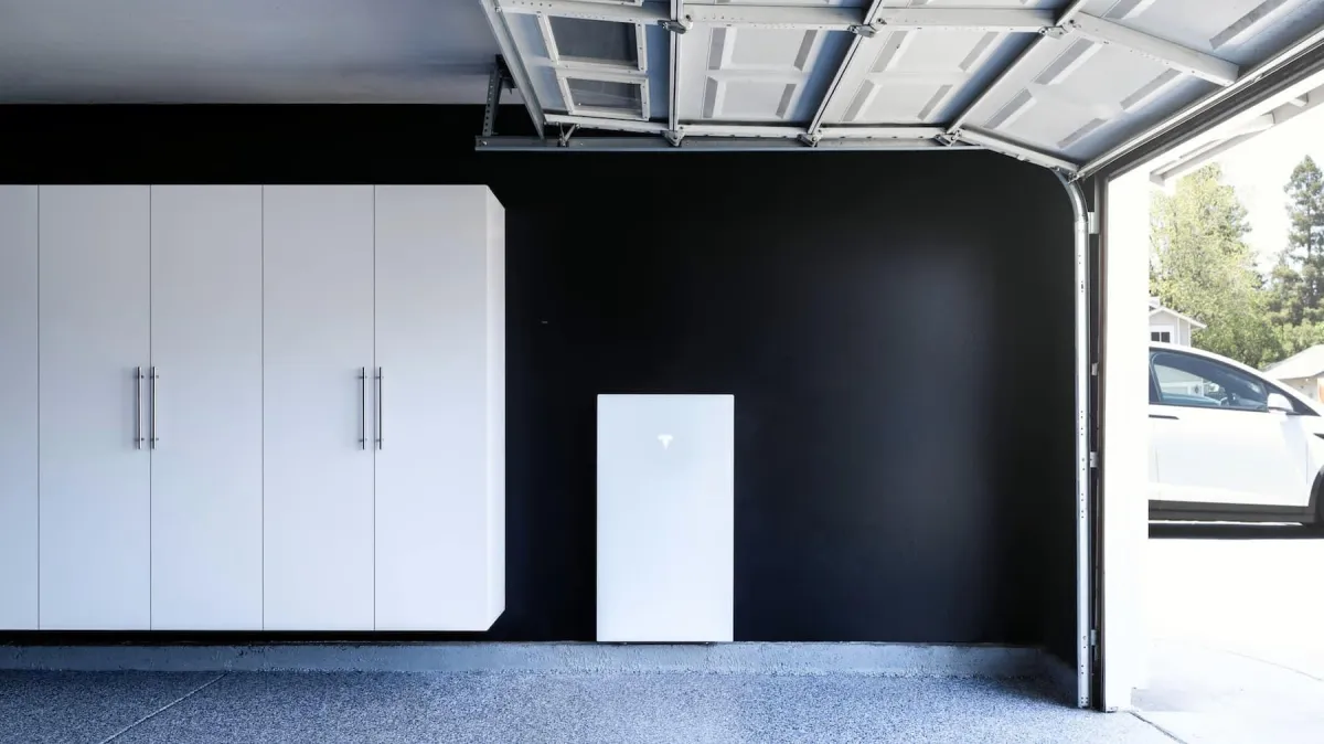 Tesla Powerwall 3 installation trends graphic for Springville Utah in 2025 with Wattsmart and ITC timelines over local landscape