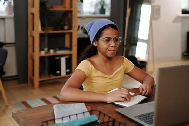 How Can My Child Focus Online If They Struggle in Class?