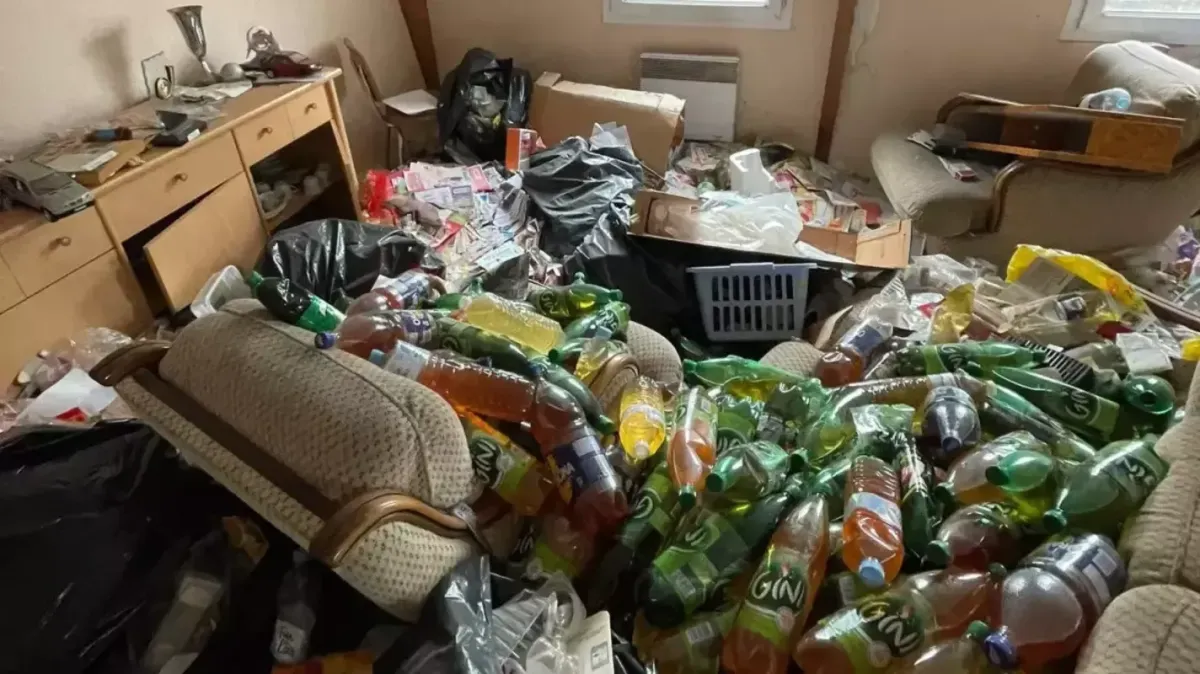 Cette image illustre une intervention dans le cadre d'un syndrome de Diogène sur Bordeaux. Vous pouvez constater l'accumulation de déchets à risque infectieux
