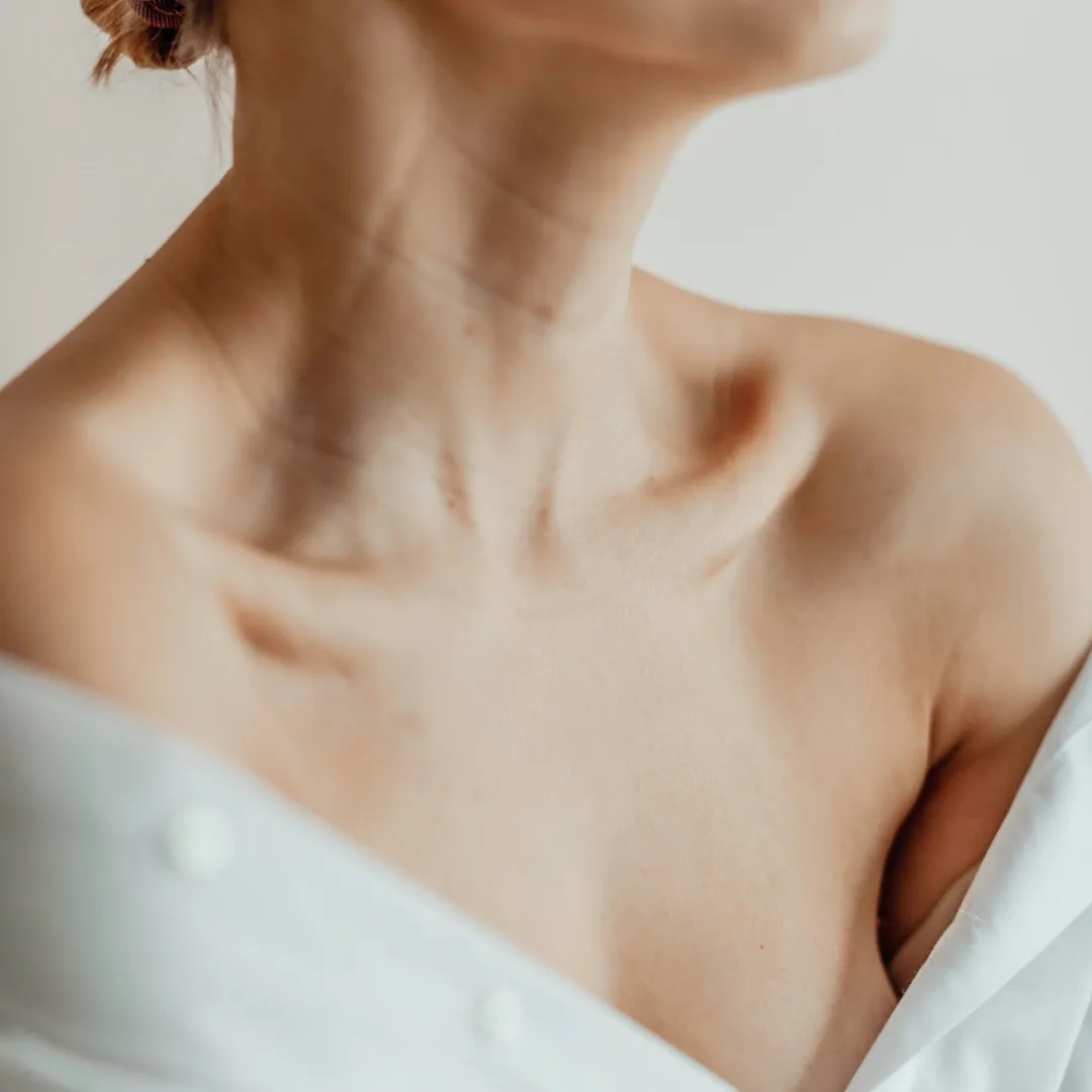 💡From Chin to Chest: How Red Light Therapy Can Rejuvenate Your Neck and Décolletage