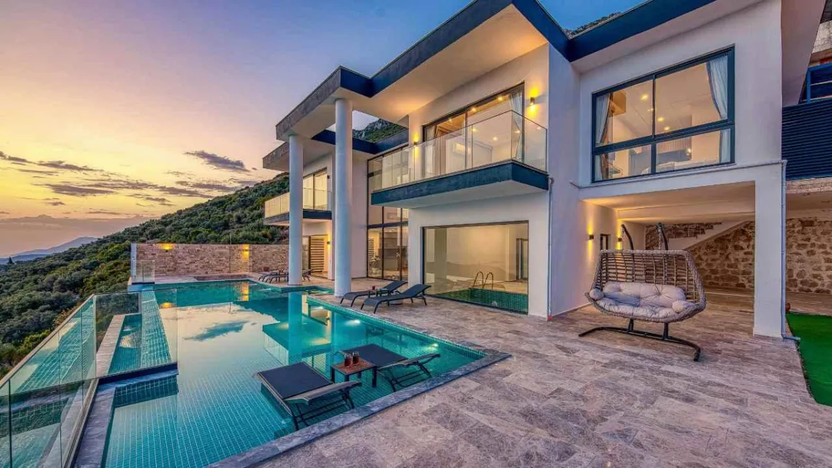 Interior to Infinity Pool: Must-Have Shots for Luxury Listings