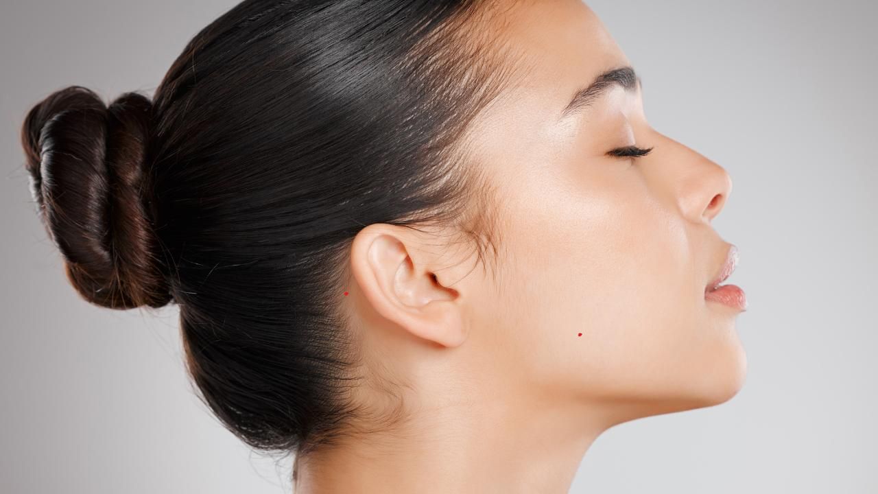 The Science Behind Hydration: Why Moisturizing is Key to Glowing Skin