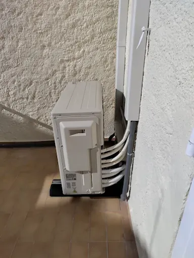 Installation d'un boîtier électrique encastré dans un mur avec câbles, travaux de plomberie multiservices ABC Services.