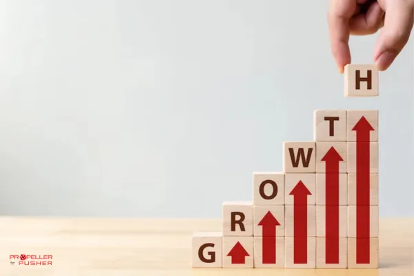 Growth puzzle: forming a rising arrow, symbolizing strategy and progress.