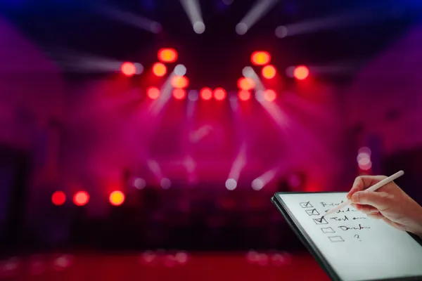 Making This Bit of Burlesque Sexy: Tech, Communication & Being a Dream to Book