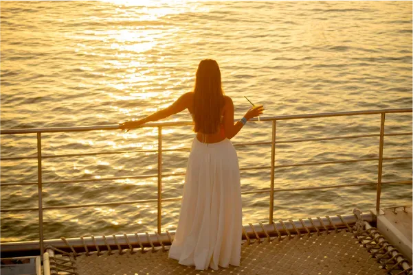 Pasajeros del Flamante Catamarán disfrutando el atardecer sobre la bahía de Cartagena con vistas a la ciudad amurallada.